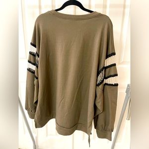 Fantastic Fawn Boutique Find Lg sweatshirt with open sleeve chain detail